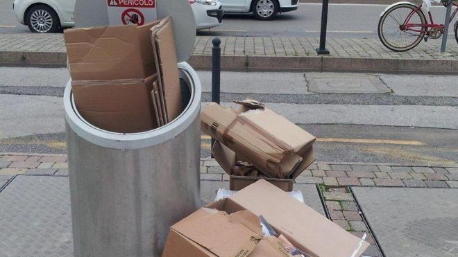 Cartoni fuori posto multa di 500 euro a due commercianti