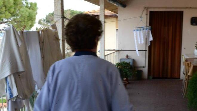 Accoltella la madre per soldi La donna si salva grazie ai vicini