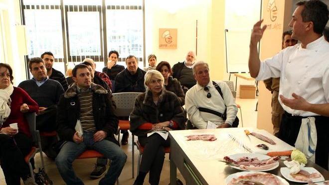 I turisti? Li prendiamo... per la gola Una scuola di cucina per stranieri