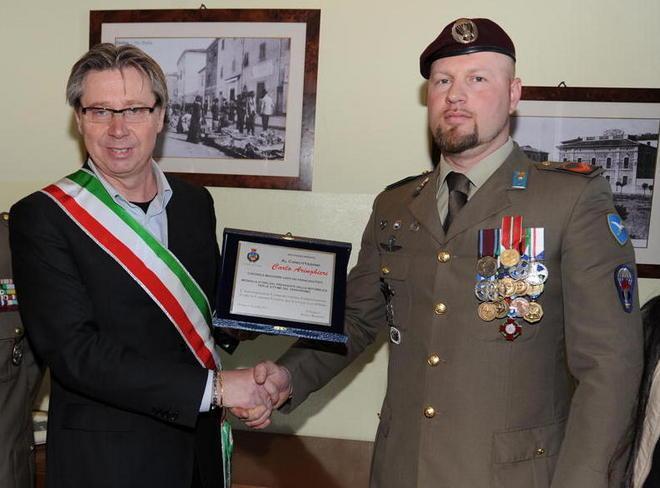 Cecina premia il paracadutista Aringhieri 