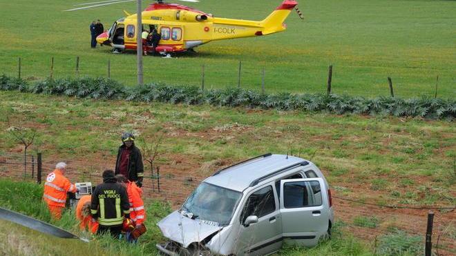 Finisce nel campo con l’auto Grave una donna di 80 anni