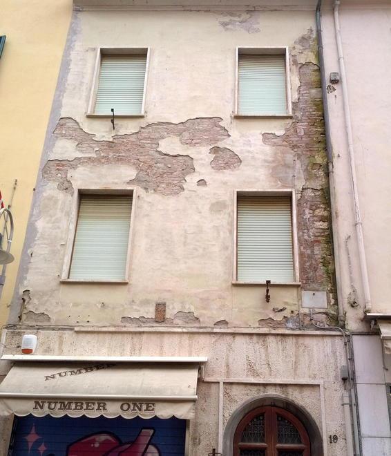 Anche in corso Carducci un palazzo con la facciata che si sbriciola