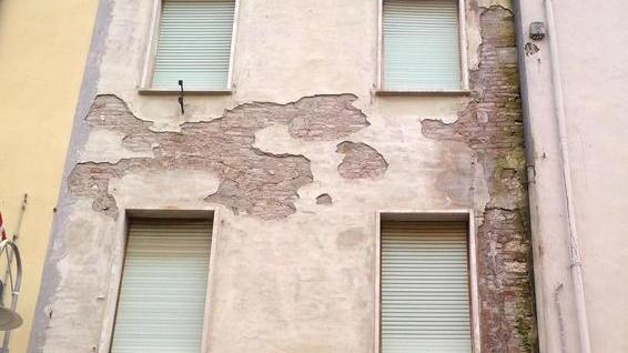 Anche in corso Carducci un palazzo con la facciata che si sbriciola