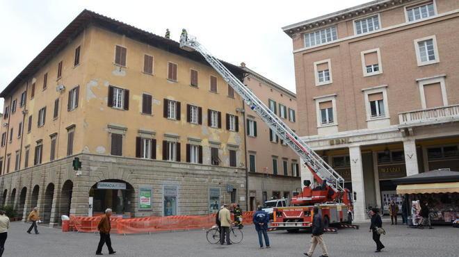 Tre mesi di transenne al palazzo in piazza Dante 