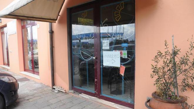 Quattro malviventi svaligiano un bar in località Turchetto