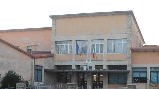 Scuola nel mirino dei ladri, via computer e stampanti
