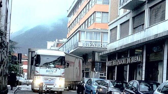 Tir intasa il traffico del centro