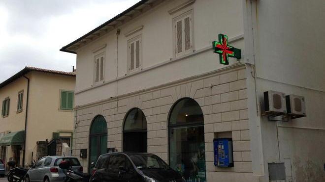 Grida e mette in fuga un bandito armato
