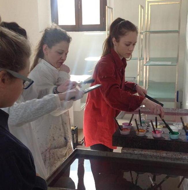 Artigiani tramandano la loro maestria agli studenti