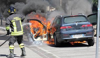 Auto in fiamme a Prato in viale Repubblica 