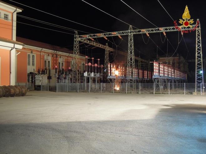 Fiamme nella notte alla centrale di Vaiano 