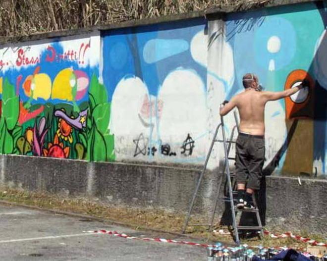 I “pittori” della street art riqualificano 30 metri di muro degradato 