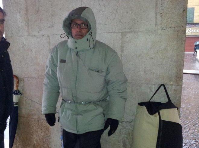 Senza casa e lavoro, minaccia di darsi fuoco 