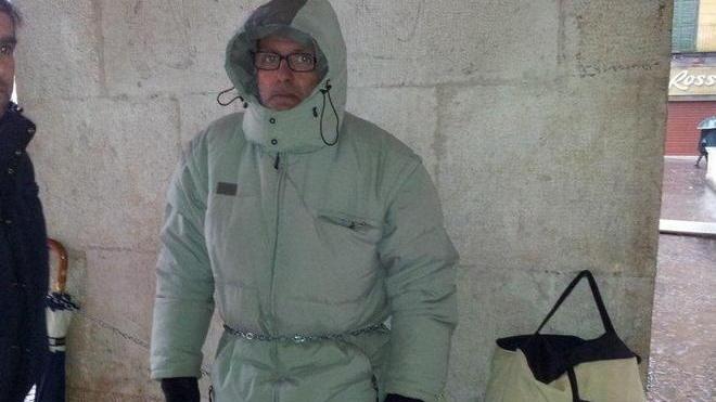 Senza casa e lavoro, minaccia di darsi fuoco