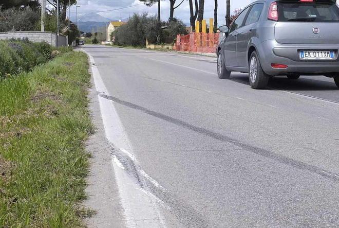 Con l’auto in un fosso gravissimo un giovane 