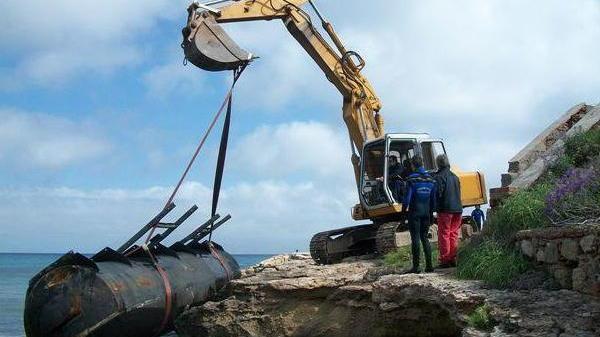 Cisterna spinta dal mare fino a Pianosa