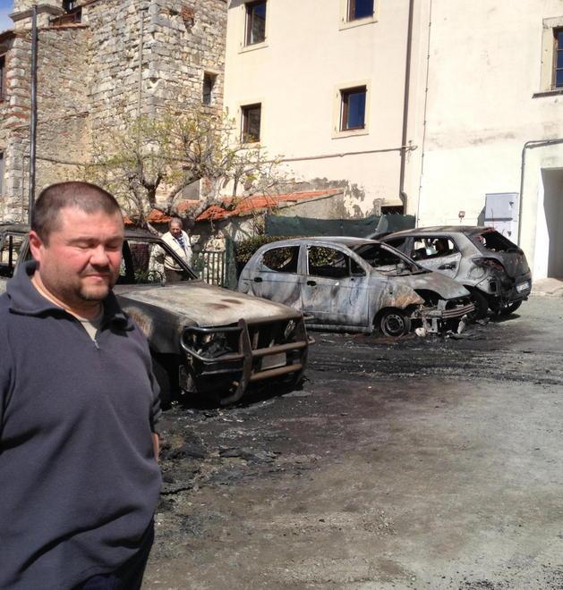 Distrutte dalle fiamme 5 auto Maxi-rogo durante la notte 