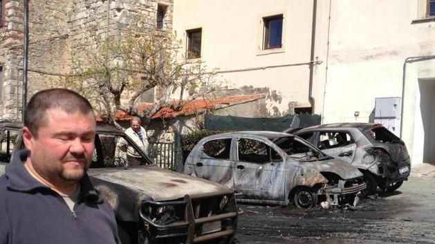 Distrutte dalle fiamme 5 auto Maxi-rogo durante la notte