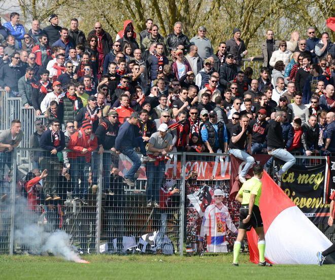 Daspo all’ultras della Lucchese filmato mentre lancia il petardo a Ponte a Egola