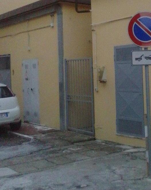 Pazienti trasportati sulla lettiga davanti a tutti