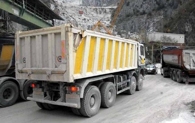 Teloni sui camion, sì ma dal 15 maggio 
