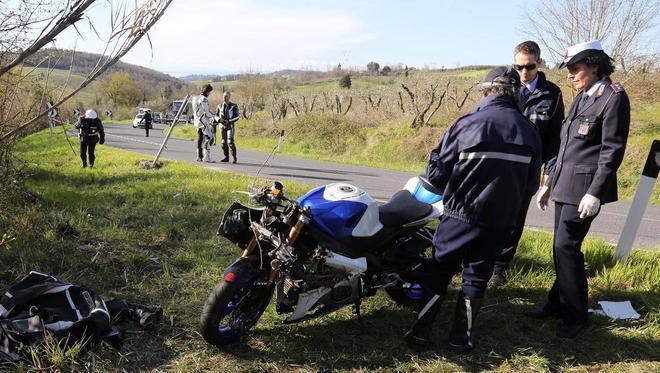 Sbatte sull’asfalto a una curva centauro in gravi condizioni 