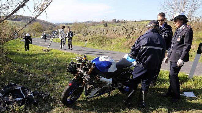 Sbatte sull’asfalto a una curva centauro in gravi condizioni