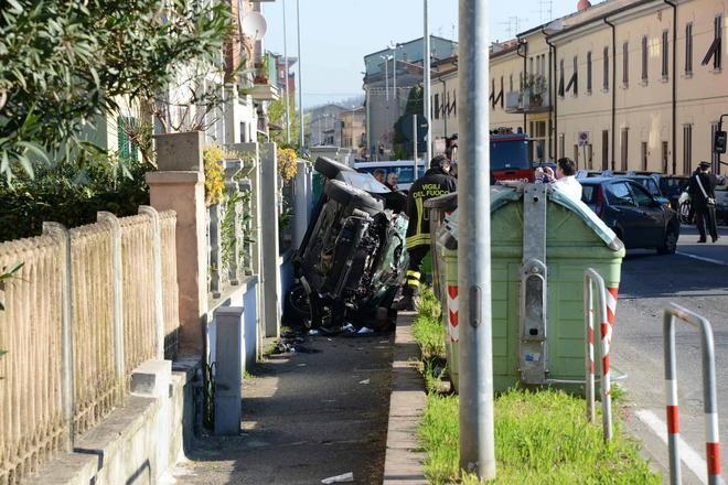 Tre feriti nello scontro, auto demolisce cancello e muro di una casa 