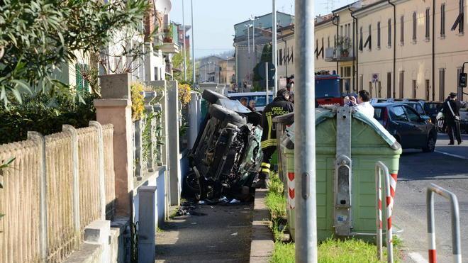 Tre feriti nello scontro, auto demolisce cancello e muro di una casa
