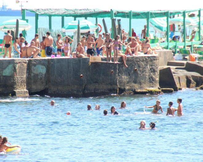 Bagni aperti fino al 6 ottobre. I proprietari degli stabilimenti si spaccano 