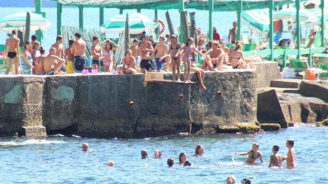 Bagni aperti fino al 6 ottobre. I proprietari degli stabilimenti si spaccano