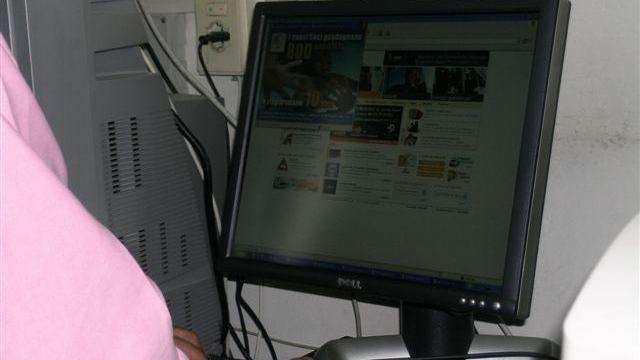 Si finge una bella ragazza per riavere indietro i propri soldi