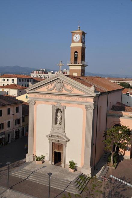 Sorpresi a fare sesso nel confessionale 