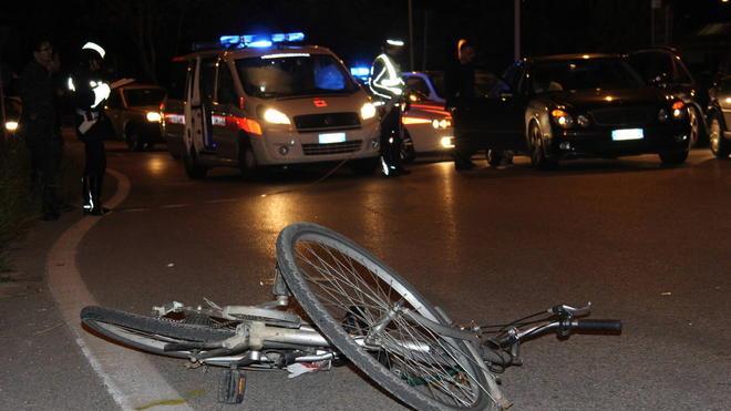 Ciclista travolto da una Mercedes alla rotonda: è gravissimo