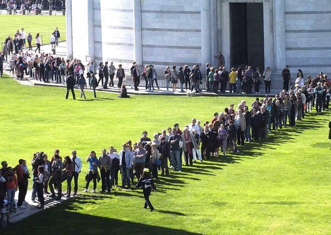 Dodicimila in fila per il giro sulle mura restaurate 