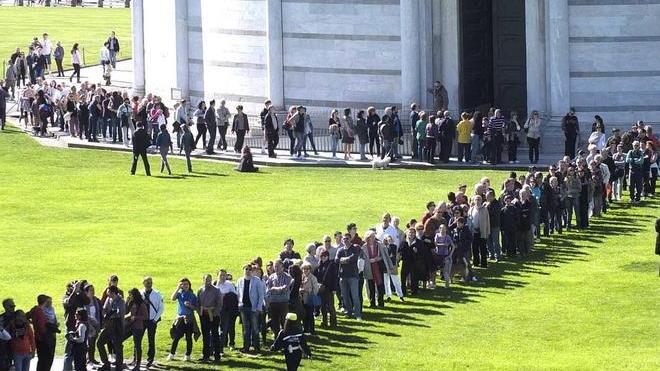 Dodicimila in fila per il giro sulle mura restaurate