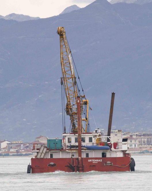 Tre draghe al lavoro per l’escavo 