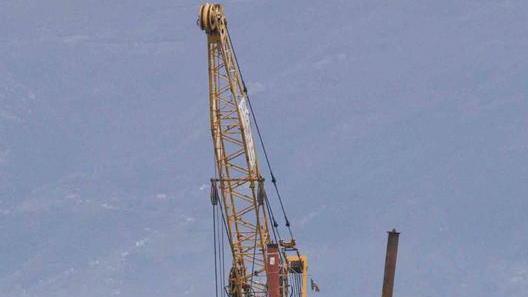 Tre draghe al lavoro per l’escavo