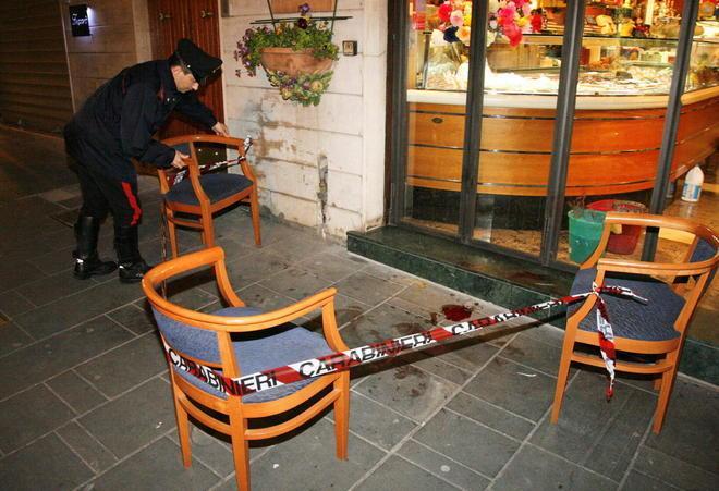 Accoltellato dal vicino di casa per una lite condominiale 