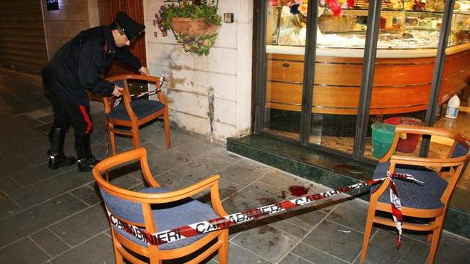 Accoltellato dal vicino di casa per una lite condominiale