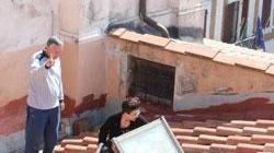 Livorno, consigliera comunale sul tetto del Comune: soccorsa e portata all'ospedale