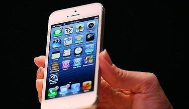 Ruba un iPhone alla compagna di scuola, denunciata insieme all'amica 