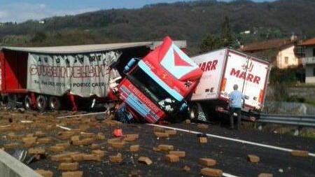 Tir senza controllo salta la corsia, feriti e caos