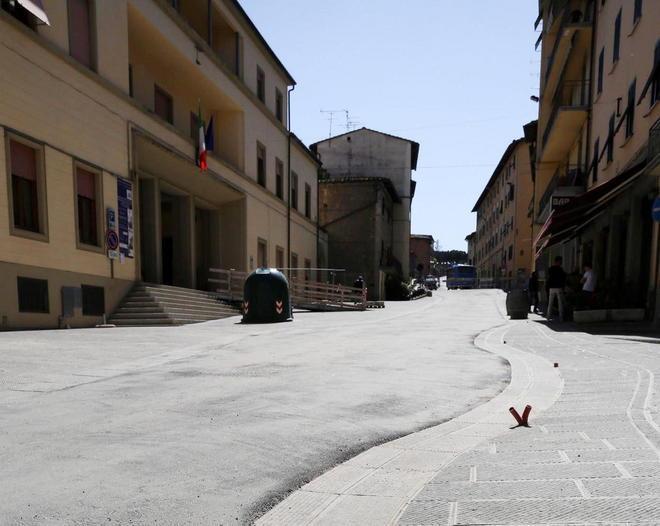 Sospesi i lavori in centro a Gambassi: addio panchine e fioriere 