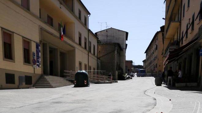 Sospesi i lavori in centro a Gambassi: addio panchine e fioriere