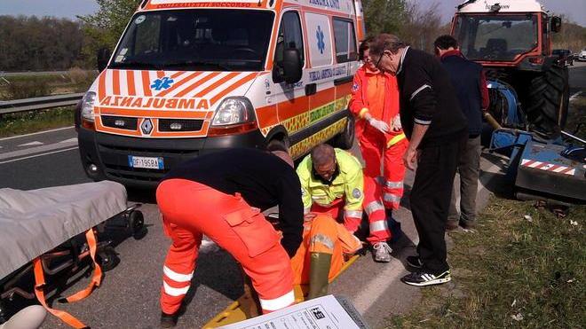 Operaio della Provincia travolto da un’auto