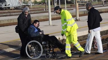 Ascensore in tilt, i disabili attraversano i binari