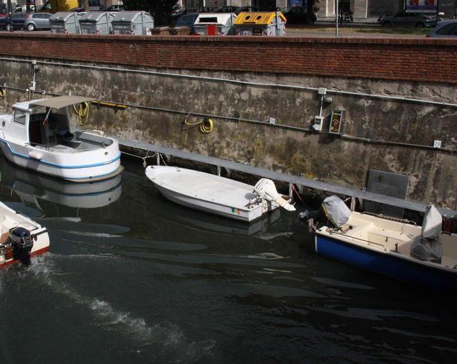 Cade nel fosso mentre tenta di salire in barca 