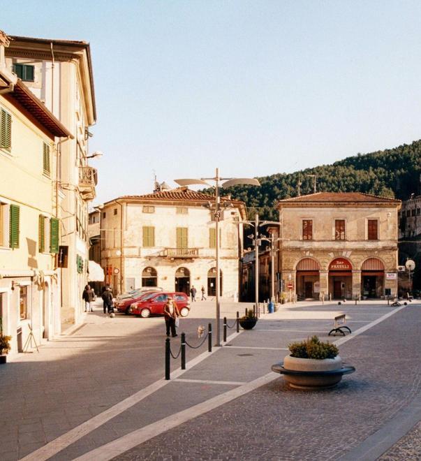 Negozi chiusi per colpa della crisi nella piccola Buti 