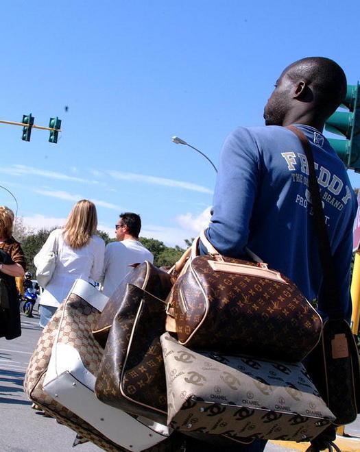Un turista si lamenta «A Forte ci sono troppi vu cumprà» 